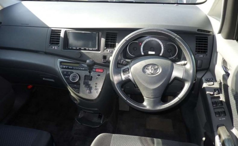 TOYOTA ISIS Platana Limited 2010