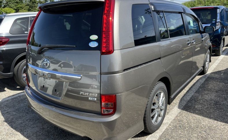 TOYOTA ISIS Platana Limited 2010