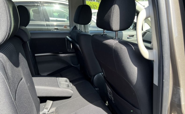 TOYOTA ISIS Platana Limited 2010