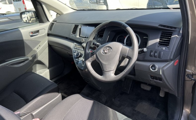 TOYOTA ISIS Platana Limited 2010