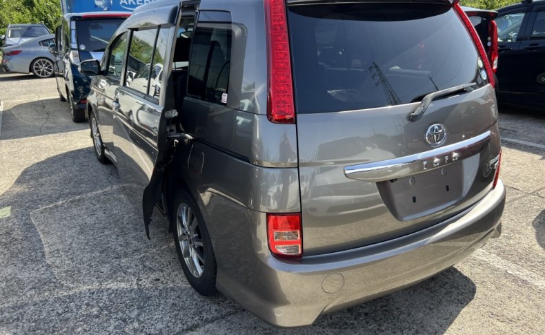 TOYOTA ISIS Platana Limited 2010