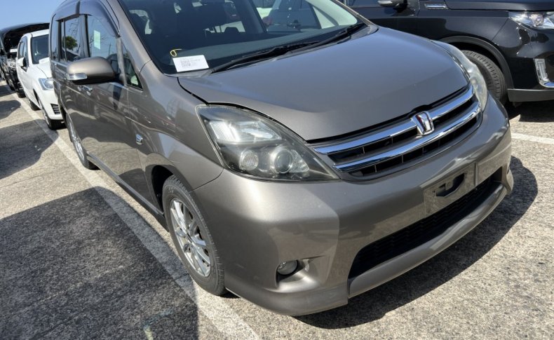 TOYOTA ISIS Platana Limited 2010