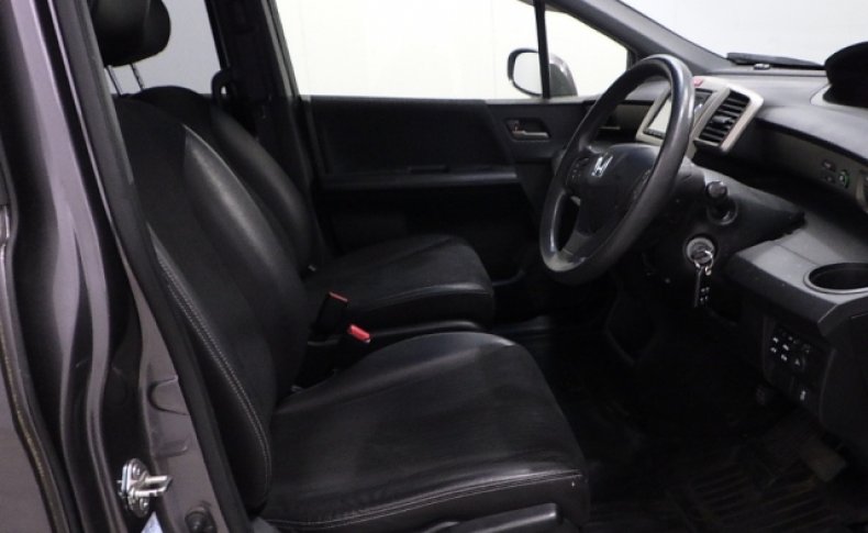 HONDA FREED SPIKE G Premium Edition 2015