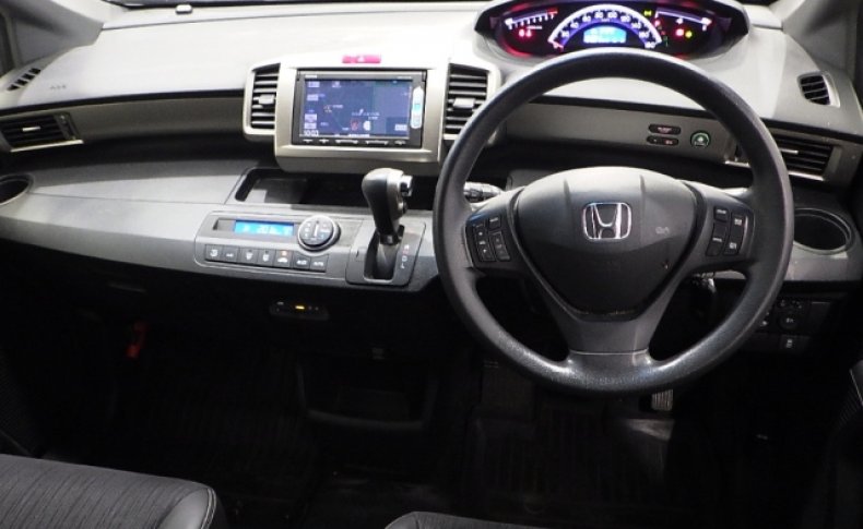 HONDA FREED SPIKE G Premium Edition 2015