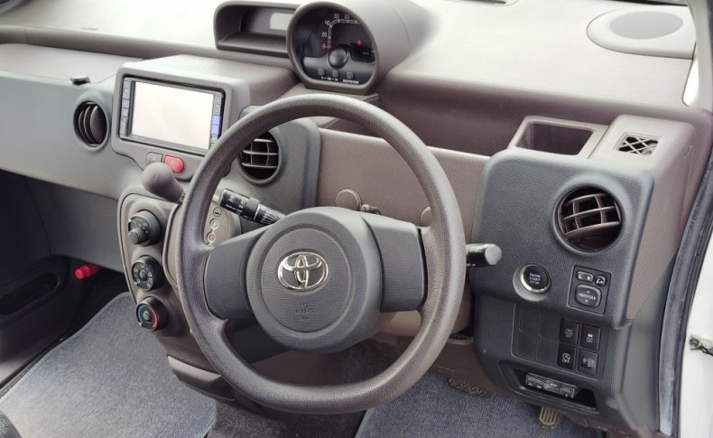 TOYOTA SPADE Х 2013