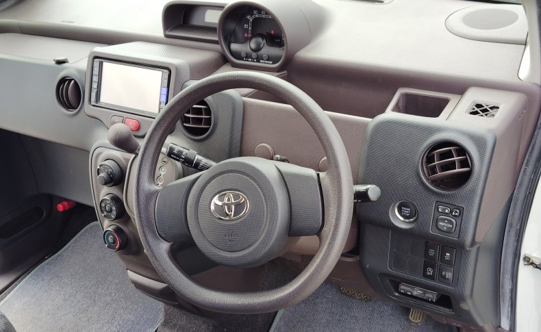 TOYOTA SPADE Х 2013