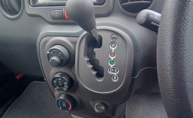 TOYOTA SPADE Х 2013