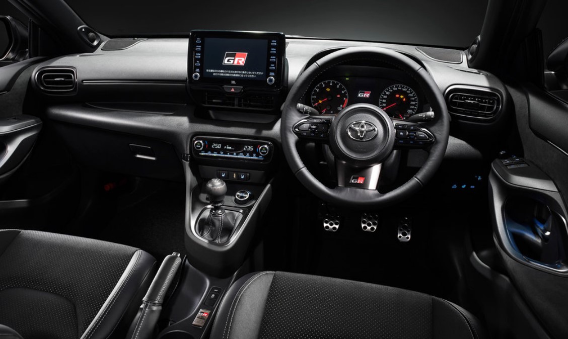 Салон Toyota Yaris