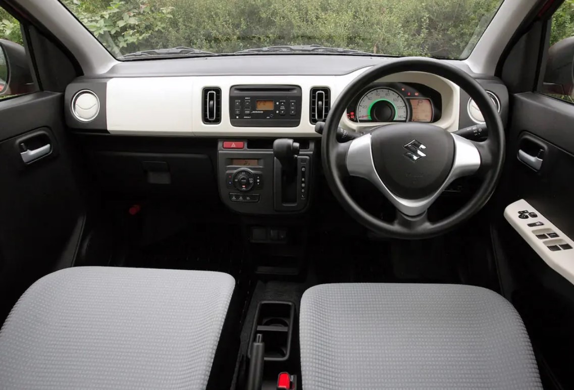 Фото салона Suzuki Alto